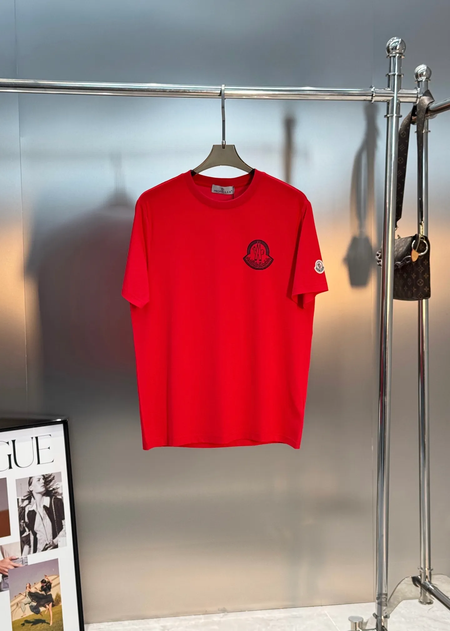 ⚜️Moncler New Arrival T ， . 190g . ！ moncler . ✨ ， 。White Versatile，Black Retro ， ～ Series ， ， Moncler ！ ：Black.White. .Bright Red.Sizes：M-3XL（S 4XL ） ！175/145 XL